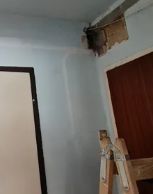 Vezet&eacute;kcsere panelban, kifakult fest&eacute;k