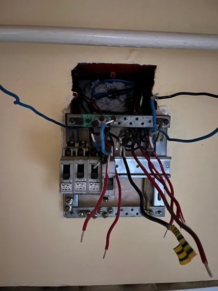 Lak&aacute;seloszt&oacute; bek&ouml;t&eacute;se