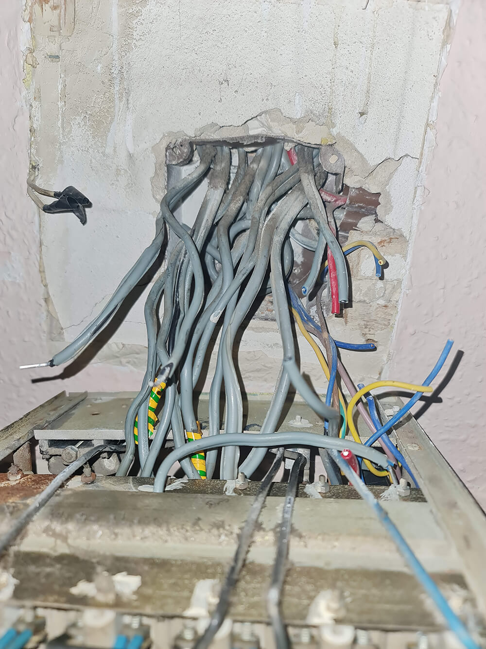 Panellakás átvezetékelése, régi lakáselosztó