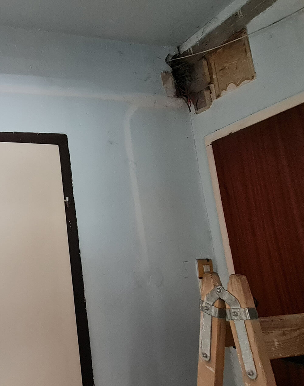 Vezetékcsere panelban, kifakult festék