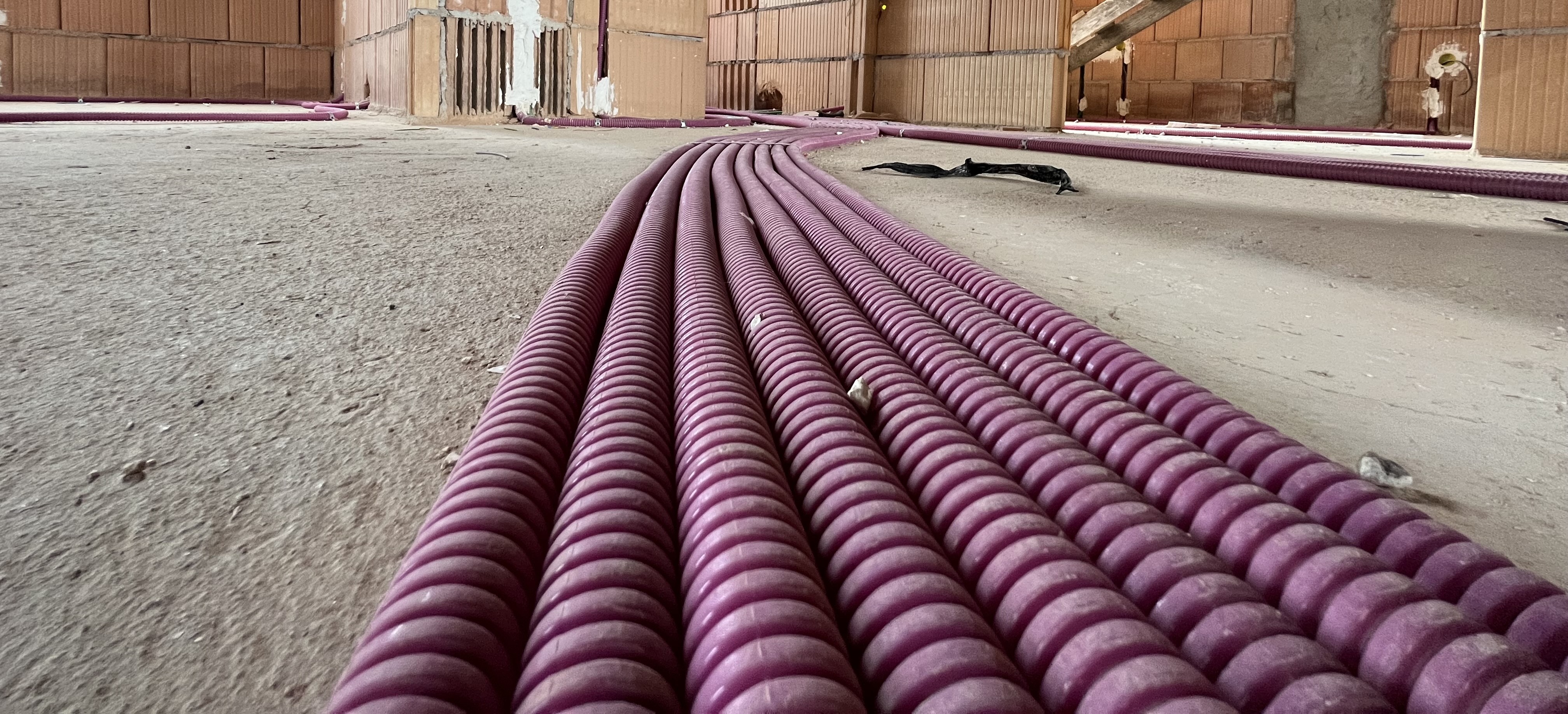 Mennyibe kerül egy családi ház villanyszerelése, átvezetékelése és a villamos áramkörök kialakítása?